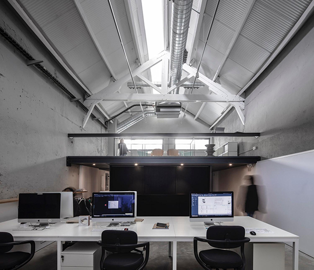 El estudio de arquitectura Isern Associats estrena oficinas en una antigua nave industrial del distrito 22@ en Poblenou, Barcelona.