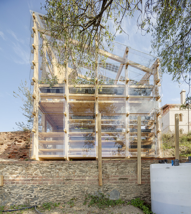 Solar Greenhouse, invernadero de madera a dos alturas de IACC en Collserola