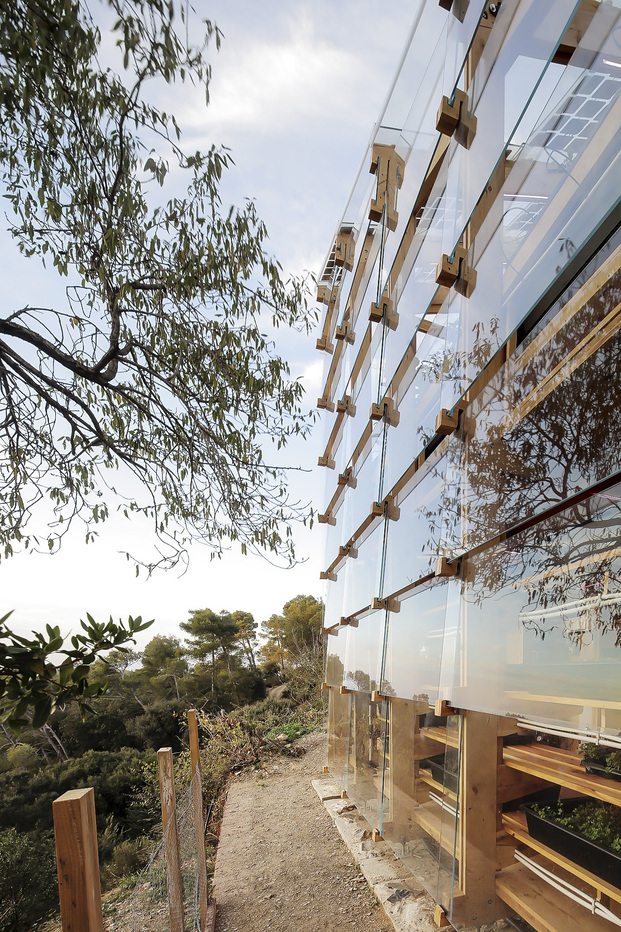 Exterior del invernadero sostenible Solar Greenhouse de IACC en Collserola