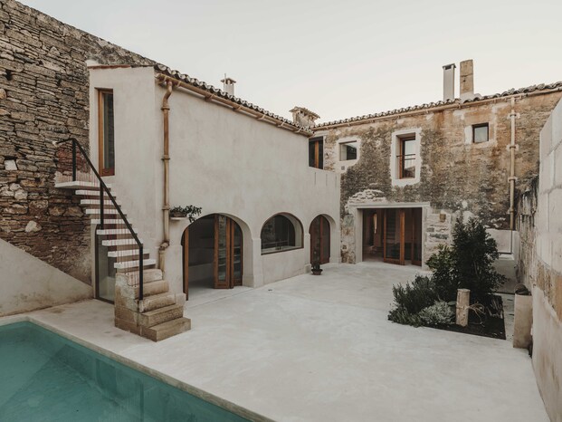 Patio y piscina diseñada por ideo arquitectura en la reforma de una casa antigua en Ses Salines, Mallorca.