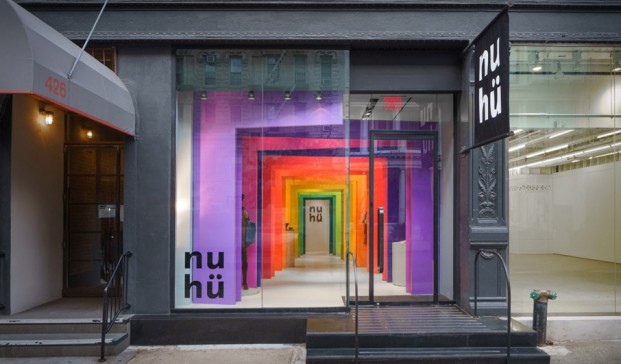 Nuhü Division tienda pop up instalación con cartones de colores en Nueva York. Studio Animal y Cartonlab 
