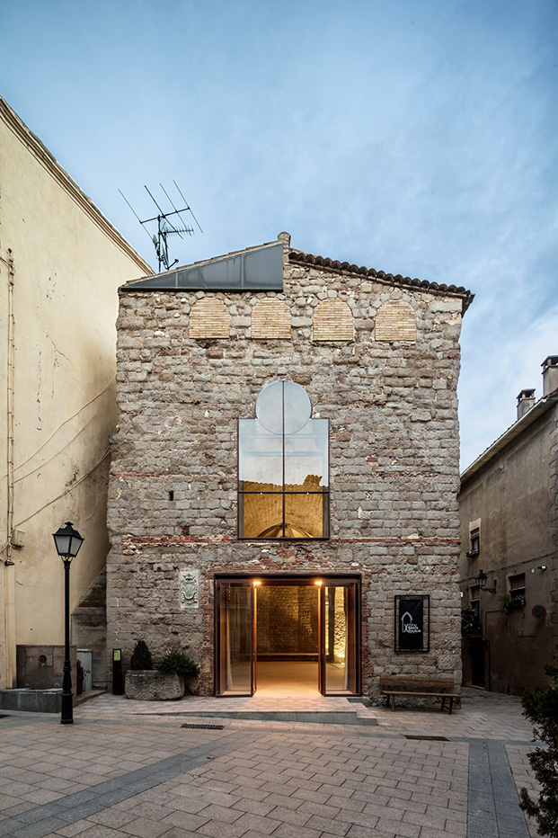 Carles Enrich transforma una antigua iglesia del municipio barcelonés de Gironella en el nuevo centro de artes escénicas Espai Santa Eulàlia.