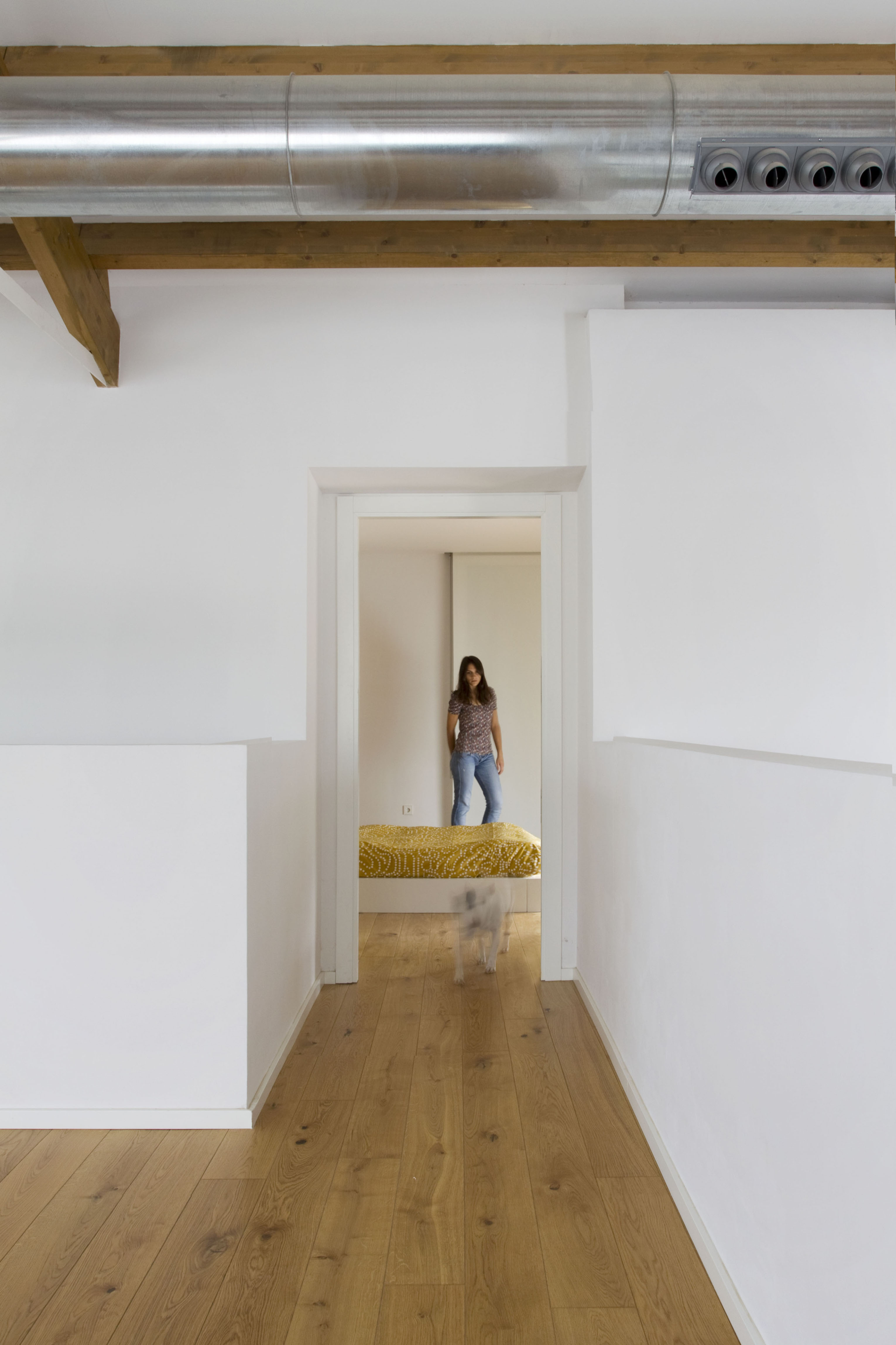 CŪ4 Arquitectura moderniza una casa de campo tradicional en Ontinyent, Valencia preservando la estructura original de vigas de madera.