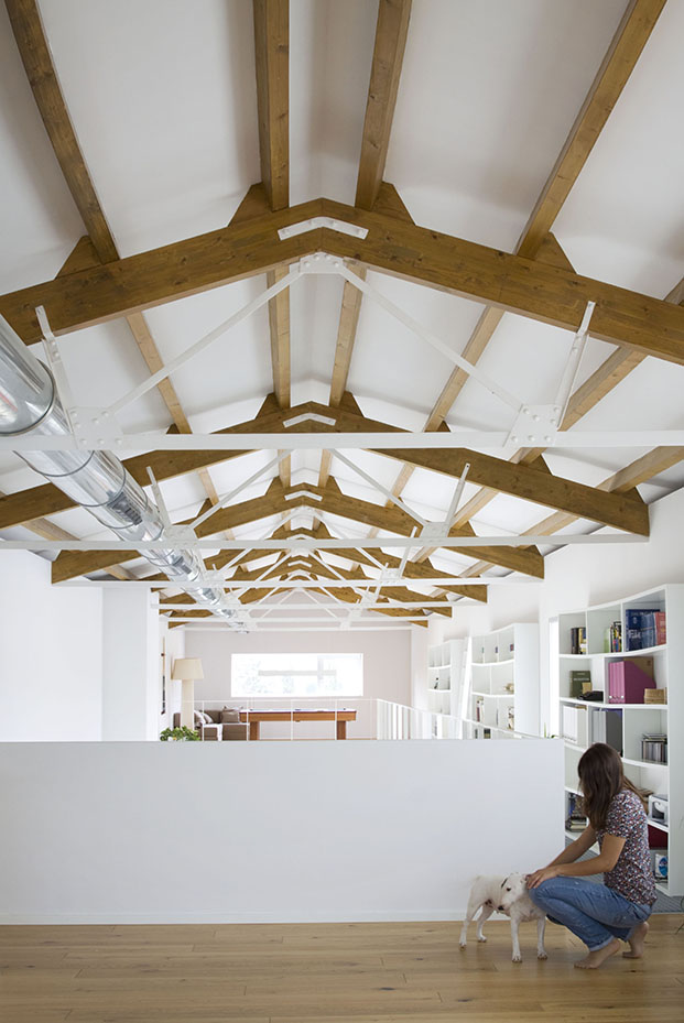 CŪ4 Arquitectura moderniza una casa de campo tradicional en Ontinyent, Valencia preservando la estructura original de vigas de madera.