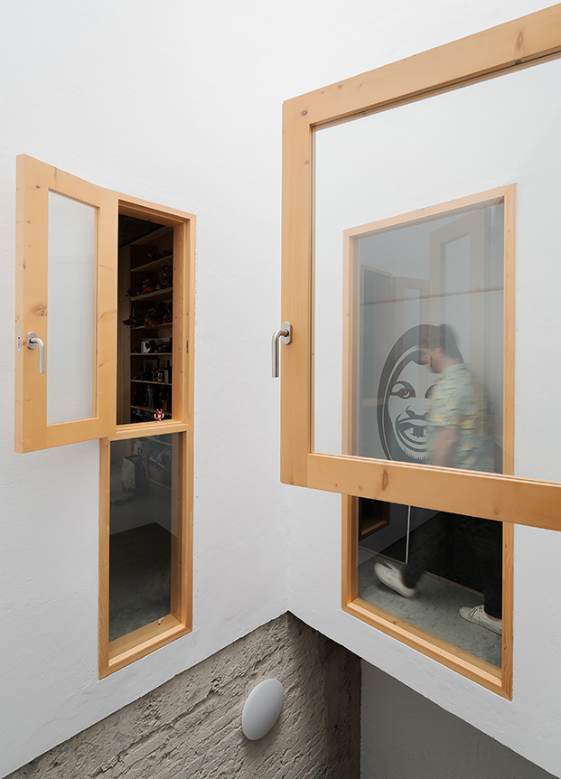 XStudio reforma la vivienda Naked House en las Palmas de Gran Canaria basándose en elementos crudos y austeros como el hormigón, el ladrillo y la madera.