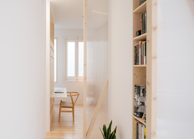 Apartamento flexible en Madrid con puertas correderas y muebles abatibles