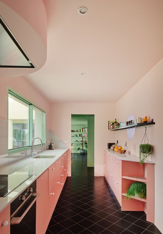 Cocina en rosa y verde diseñada por Cierto Estudio.