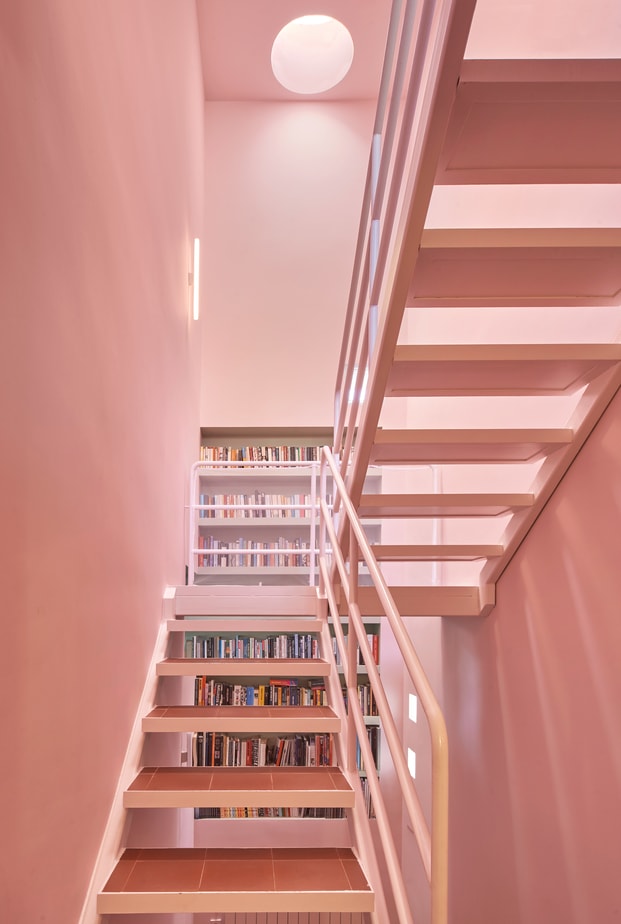 Atrevido interiorismo rosa y verde en una casa unifamiliar de Collserola de Cierto Estudio