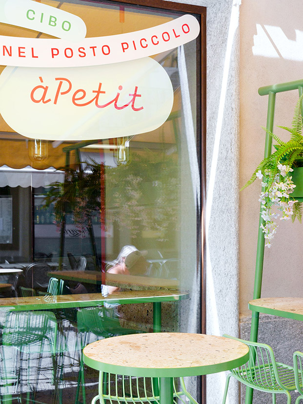 Pequeño y colorido restaurante àPetit en Aosta, Italia. Diseño lamatilde