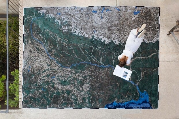 Alfombra Ganjes de la colección 'Plastic Rivers' de Álvaro Catalán de Ocón y GAN Rugs en la exposición de diseño 'Dulce Agua'