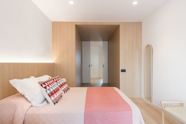 Dormitorio con vestidor y baño en suite de Espais Anna Marsal