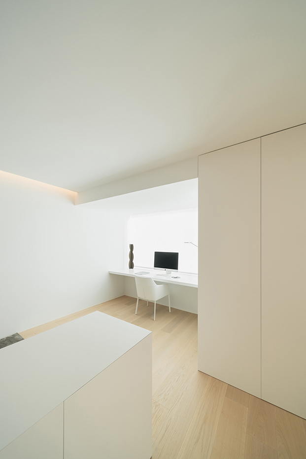 El arquitecto Fran Silvestre impregna su estilo en la casa MRG de Valencia, que ha contado con el interiorismo de Alfaro Hofmann.
