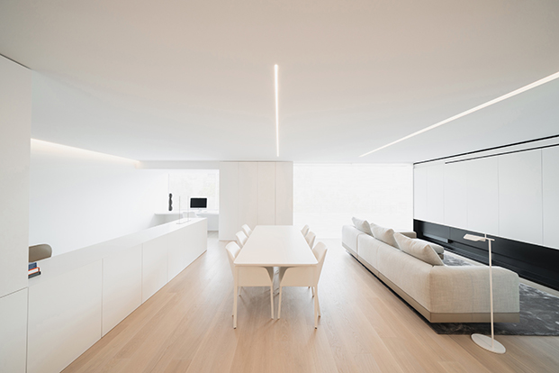 El arquitecto Fran Silvestre impregna su estilo en la casa MRG de Valencia, que ha contado con el interiorismo de Alfaro Hofmann.