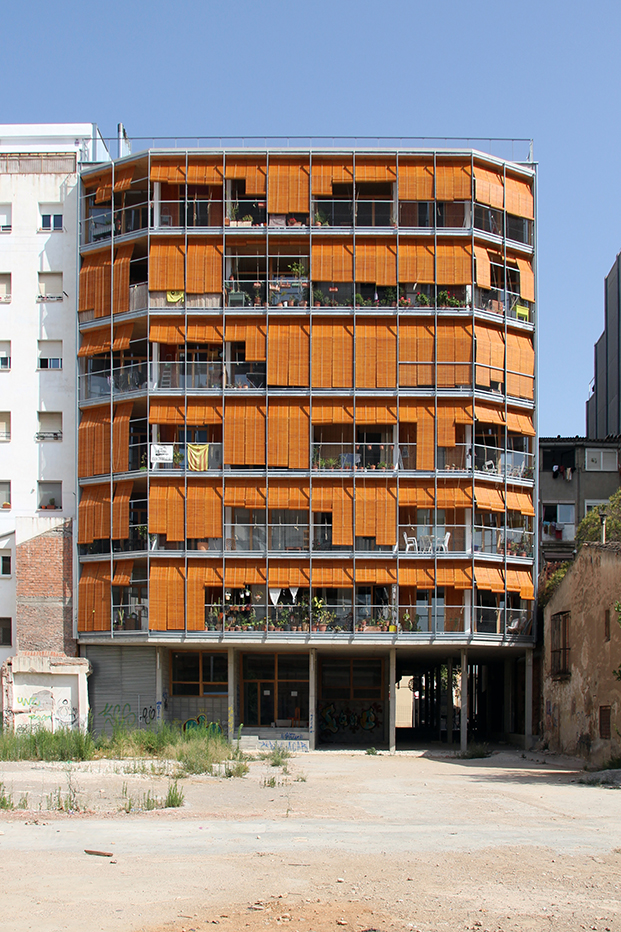 La vivienda cooperativa La Borda de Lacol en Barcelona ha sido galardonada con el Premio Emergente en los Premios Mies Van der Rohe 2022.