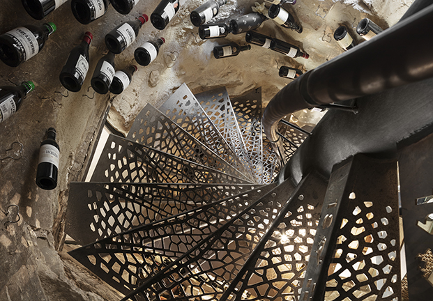 Escaleras de caracol de hierro en el Restaurante Nublo, en Haro.