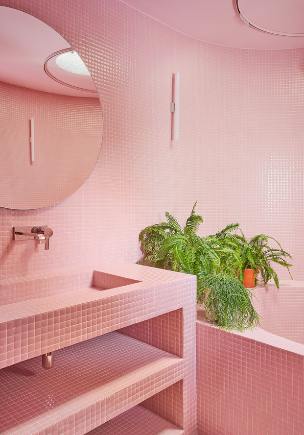 Atrevido interiorismo rosa y verde en una casa unifamiliar de Collserola de Cierto Estudio