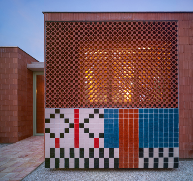 Casa en la huerta de Murcia con fachadas de mosaicos cerámicos. Pastor y González Arquitectos y Estudio Número 26.