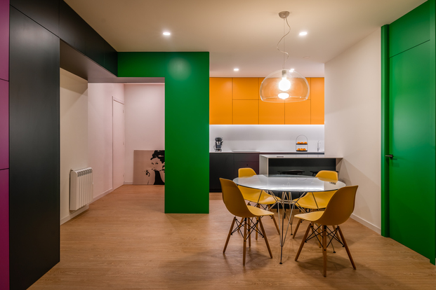 Pequeña vivienda multicolor en Menorca de estética pop y piezas de diseño contemporáneo proyectada por el estudio Liniarquitectura.