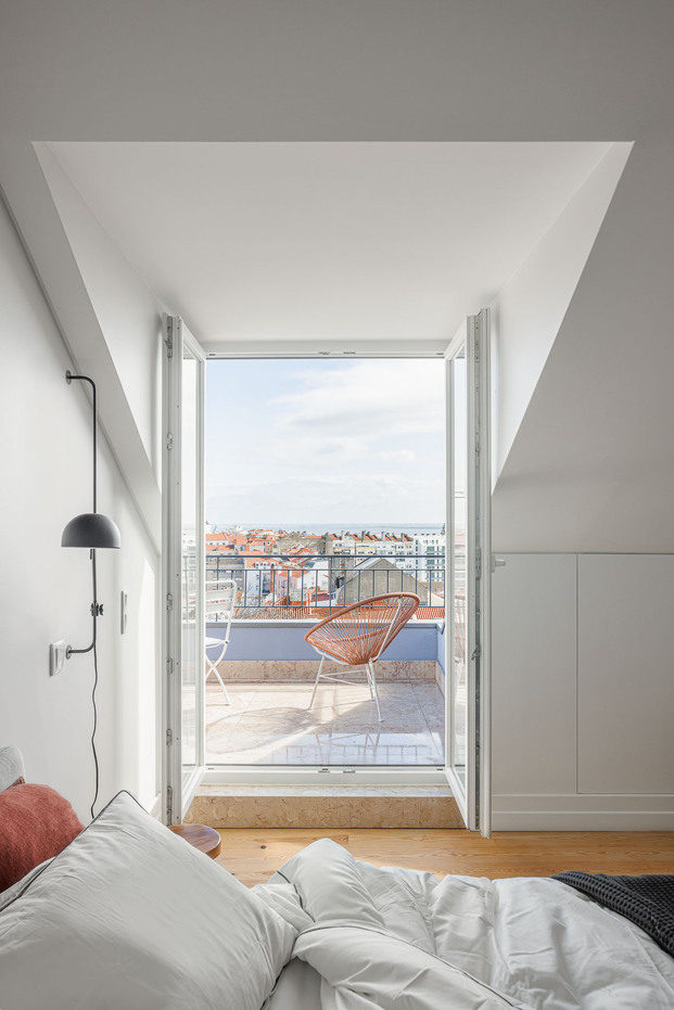 El arquitecto Pedro Carrilho ha rehabilitado un edificio en el popular barrio de Graça, en Lisboa, para albergar siete apartamentos de corta estancia.