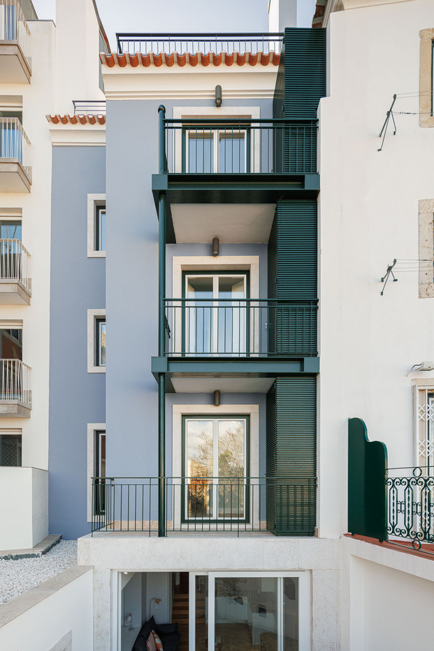 El arquitecto Pedro Carrilho ha rehabilitado un edificio en el popular barrio de Graça, en Lisboa, para albergar siete apartamentos de corta estancia.