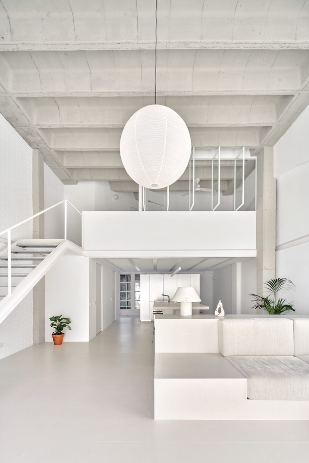 Nuevo estilo industrial blanco. Repasamos las 4 casas de la semana en Diariodesign, firmadas por los estudios Martín Peláez, Vallribera Arquitectes, Allaround Lab y Moiz.