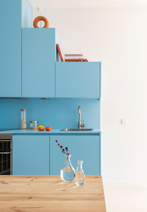 Mobiliario azul en la cocina que ha rehabilitado Martín Peláez en Madrid.