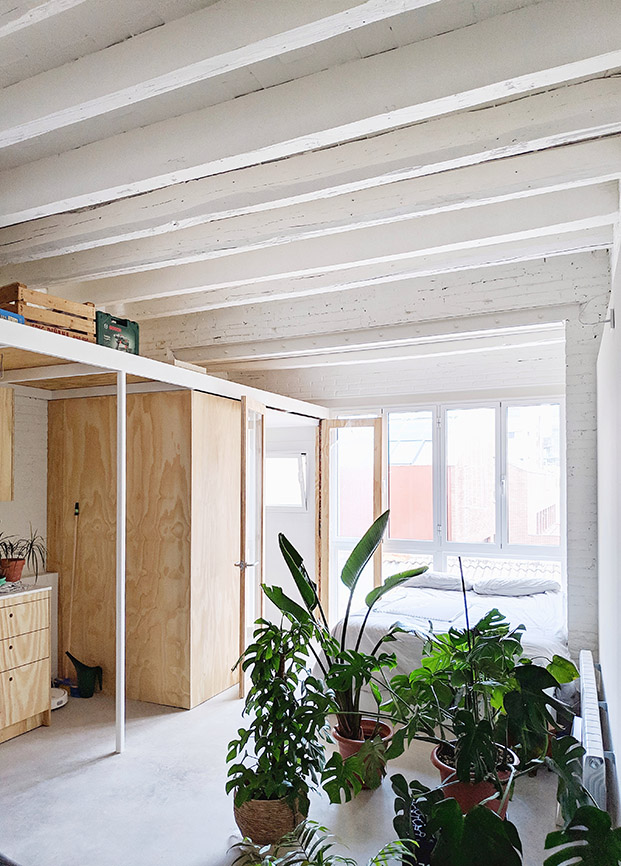 Apartamento flexible en Poblenou que cambia su configuración según la estación del año