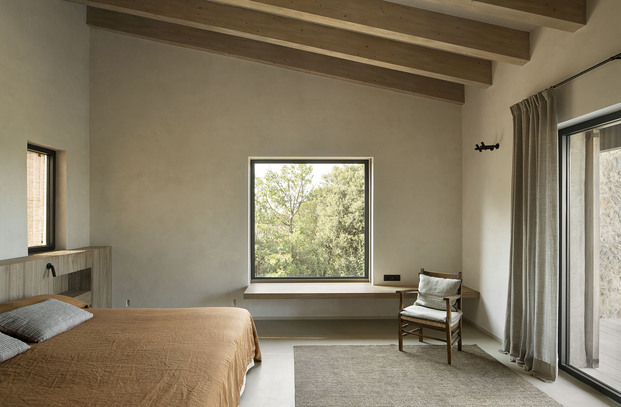 Dormitorio principal con materiales naturales en esta vivienda en la Costa Brava