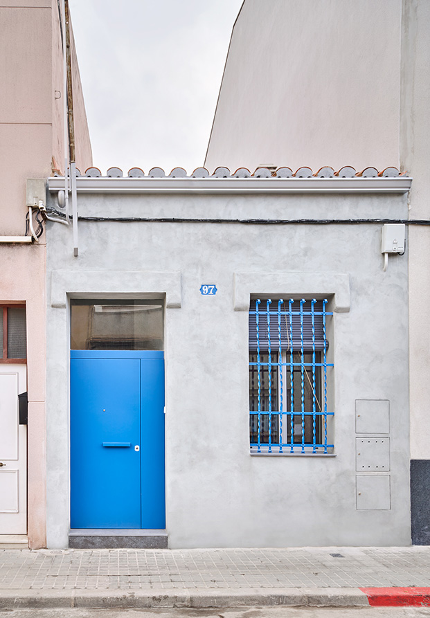 Una vivienda entre medianeras en el Vallès ha sido transformada por Vallribera arquitectes para adaptarla a los nuevos inquilinos.