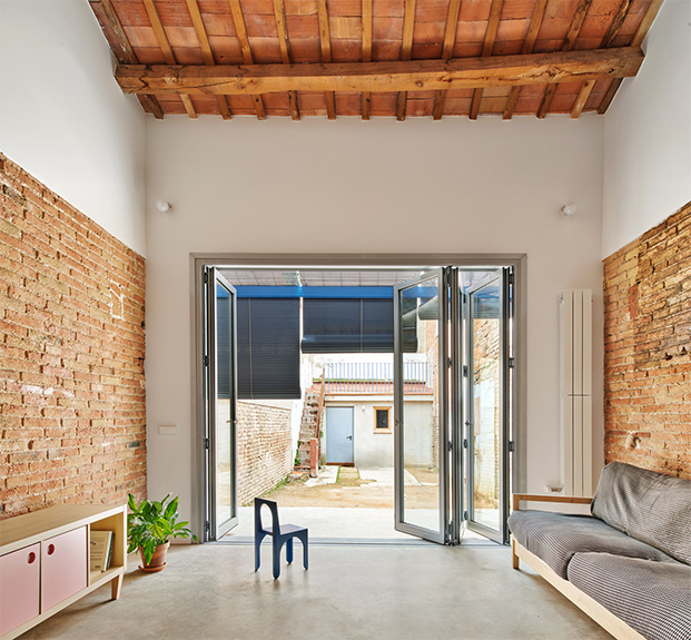 Una vivienda entre medianeras en el Vallès ha sido transformada por Vallribera arquitectes para adaptarla a los nuevos inquilinos.