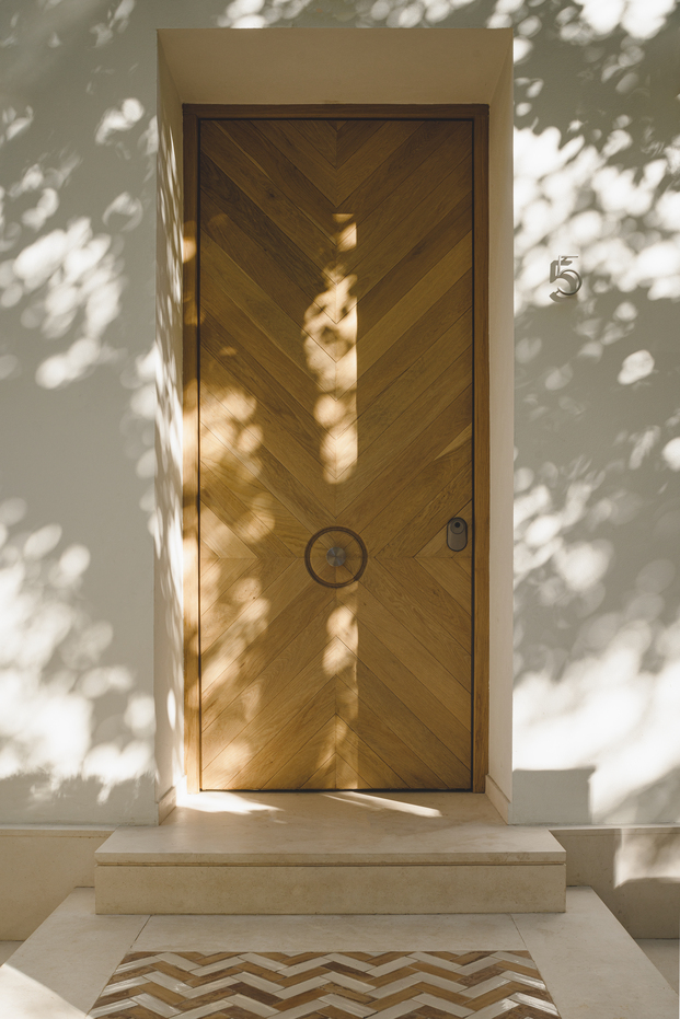 Puerta de madera con forma de espiga 