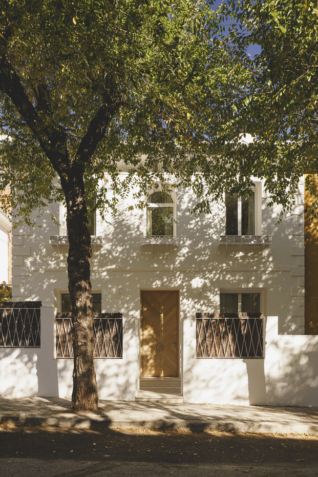 Fachada vivienda unifamiliar en la colonia de Fuente del Berro en Madrid