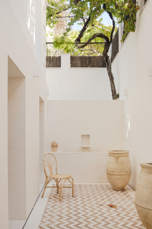 Un patio que es un refugio mediterráneo en esta casa unifamiliar en Madrid