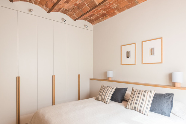 Techos abovedados en este dormitorio modernista de María Odena en Barcelona