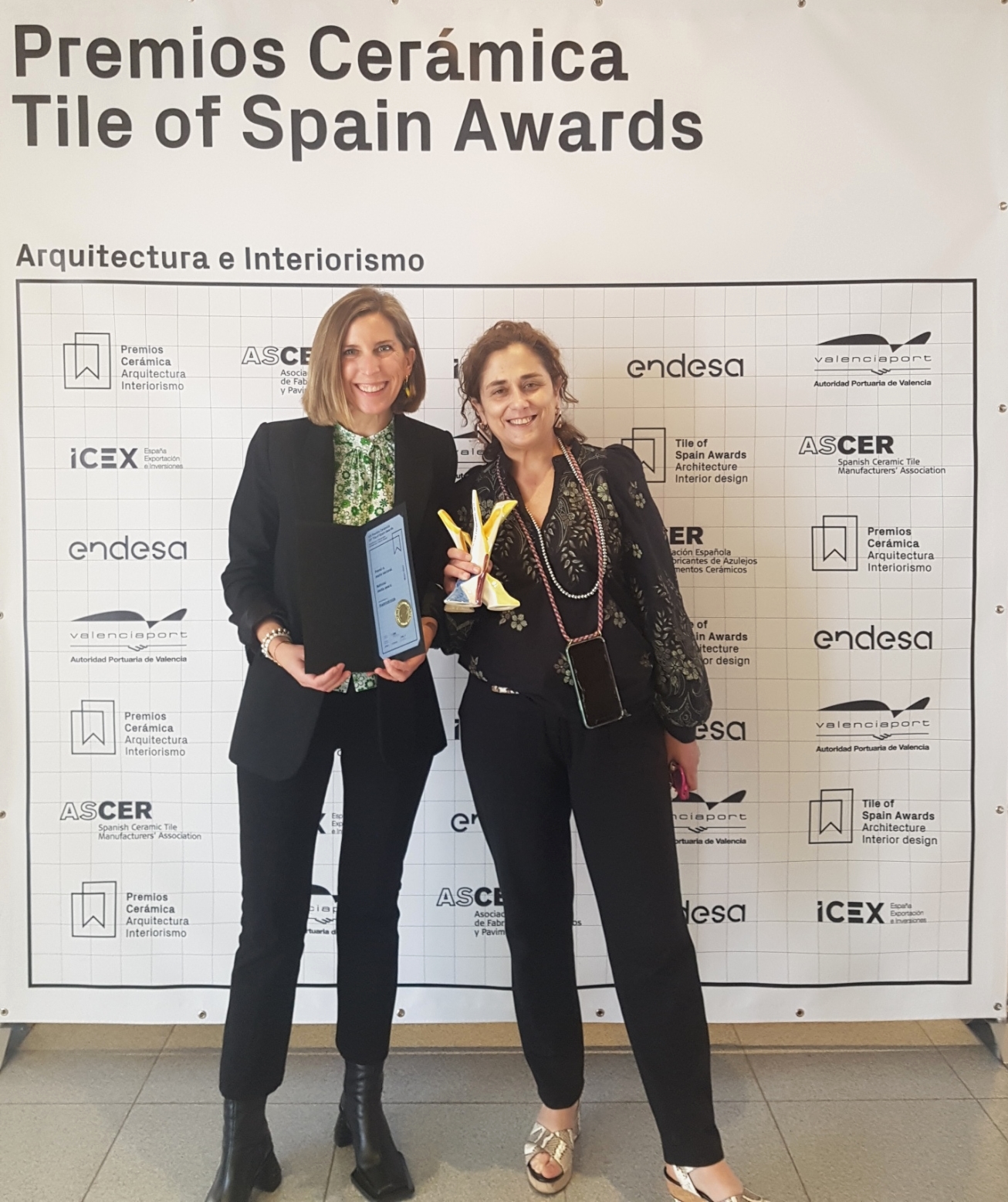 Gracia Cardona, directora (dcha.) y Ariadna Rousaud, Redactora Jefa (izda.) recogiendo el Premio ASCER 2021 al Medio de Comunicación Nacional.