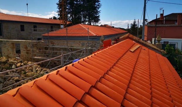 Rehabilitación Pazo de Quintáns con tejado de tejas cerámicas