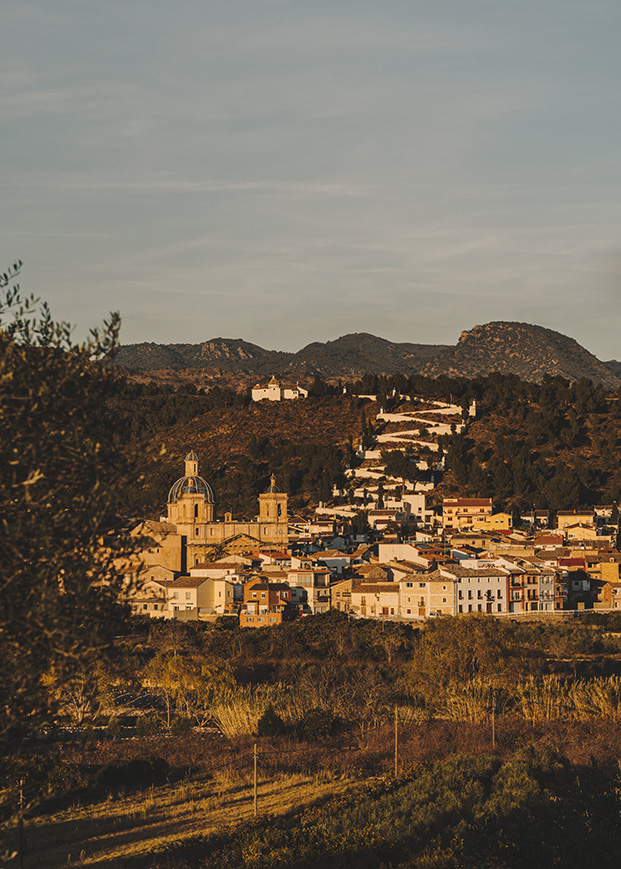 Este proyecto de BONA FIDE taller mejora la accesibilidad, el aspecto del paisaje rural y la definición del límite de un pequeño pueblo en Castellón.