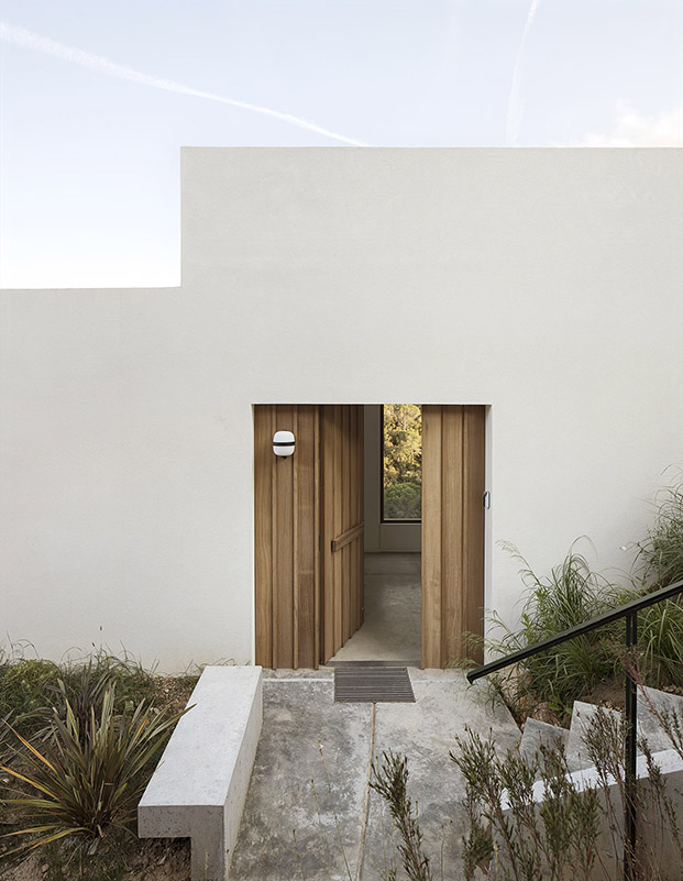 StudioNOLET ha diseñado una vivienda en el Empordà con un patio que multiplica los metros de fachada y hace que todas las estancias se abran al exterior.