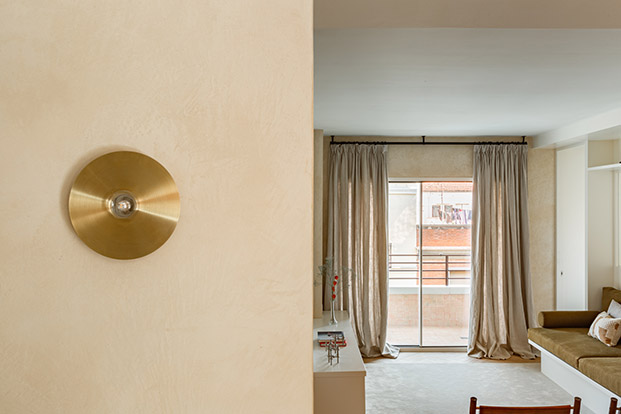 Sierra + De La Higuera ha transformado una vivienda de 70m2 en un remanso de paz que destacada por la calidad de sus materiales y acabados.