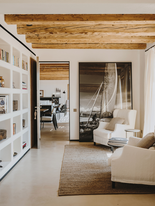 Salón de lectura con materiales naturales e iconos del diseño en esta casa de Formentera