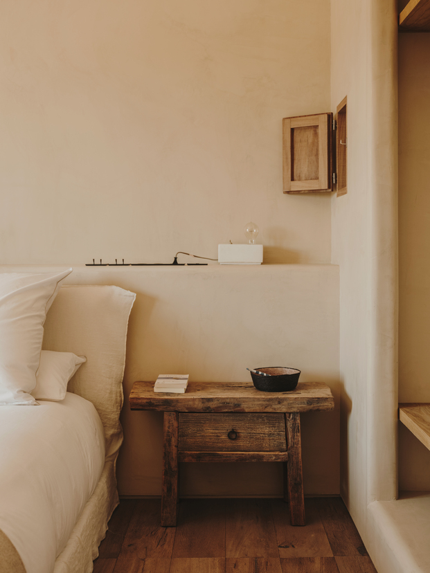 Dormitorio mediterráneo diseñado con materiales naturales en Formentera