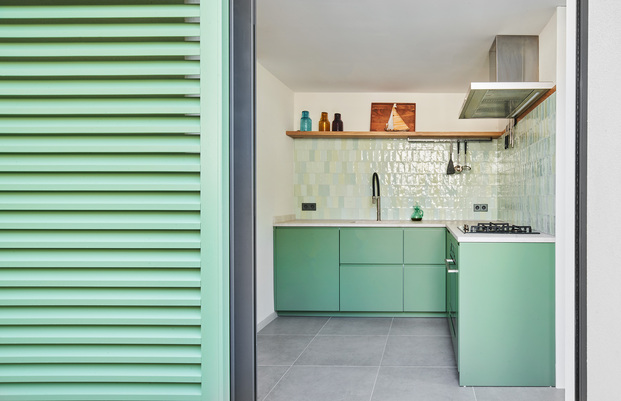 Las baldosas de la marca WOW crean un armónico juego de tonos verdes en una de la cocinas con color más mediterráneas.