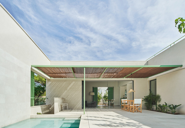 Casa-patio mediterráneo diseñado por Vicenç Ulet con una piscina sencilla y elegante.