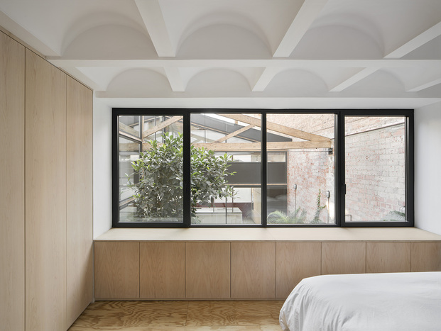 Dormitorio panelado en madera diseñado por Aramé Studio