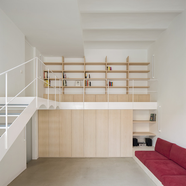 Salón de esta bonita casa patio diseñada por Aramé Studio en Barcelona