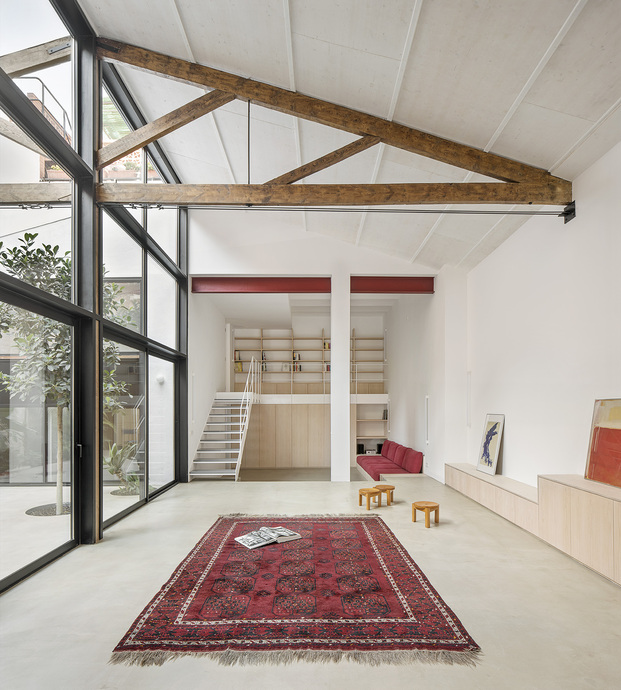 Conceptos abiertos y flexibles para la conciliación en esta casa patio en Barcelona