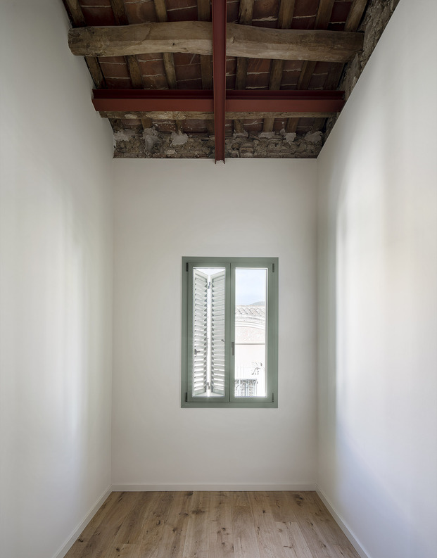 Arquitectura en crudo en esta casa reformada por Mirag en La Garriga