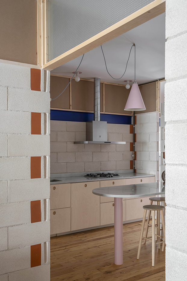 NOMOS Arquitectos ha transformado un taller mecánico en una vivienda de estética raw compuesta por estancias conectadas sin necesidad de pasillos.