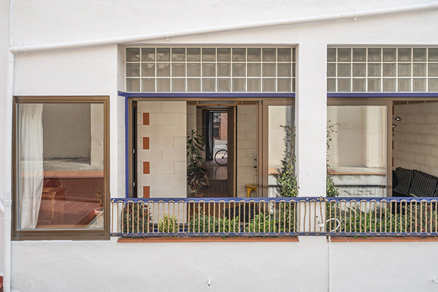 NOMOS Arquitectos ha transformado un taller mecánico en una vivienda de estética raw compuesta por estancias conectadas sin necesidad de pasillos.