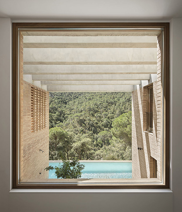 StudioNOLET ha diseñado una vivienda en el Empordà con un patio que multiplica los metros de fachada y hace que todas las estancias se abran al exterior.
